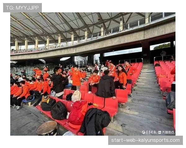 亚冠联赛阶段球迷关注度高 比赛日球场氛围热烈火爆